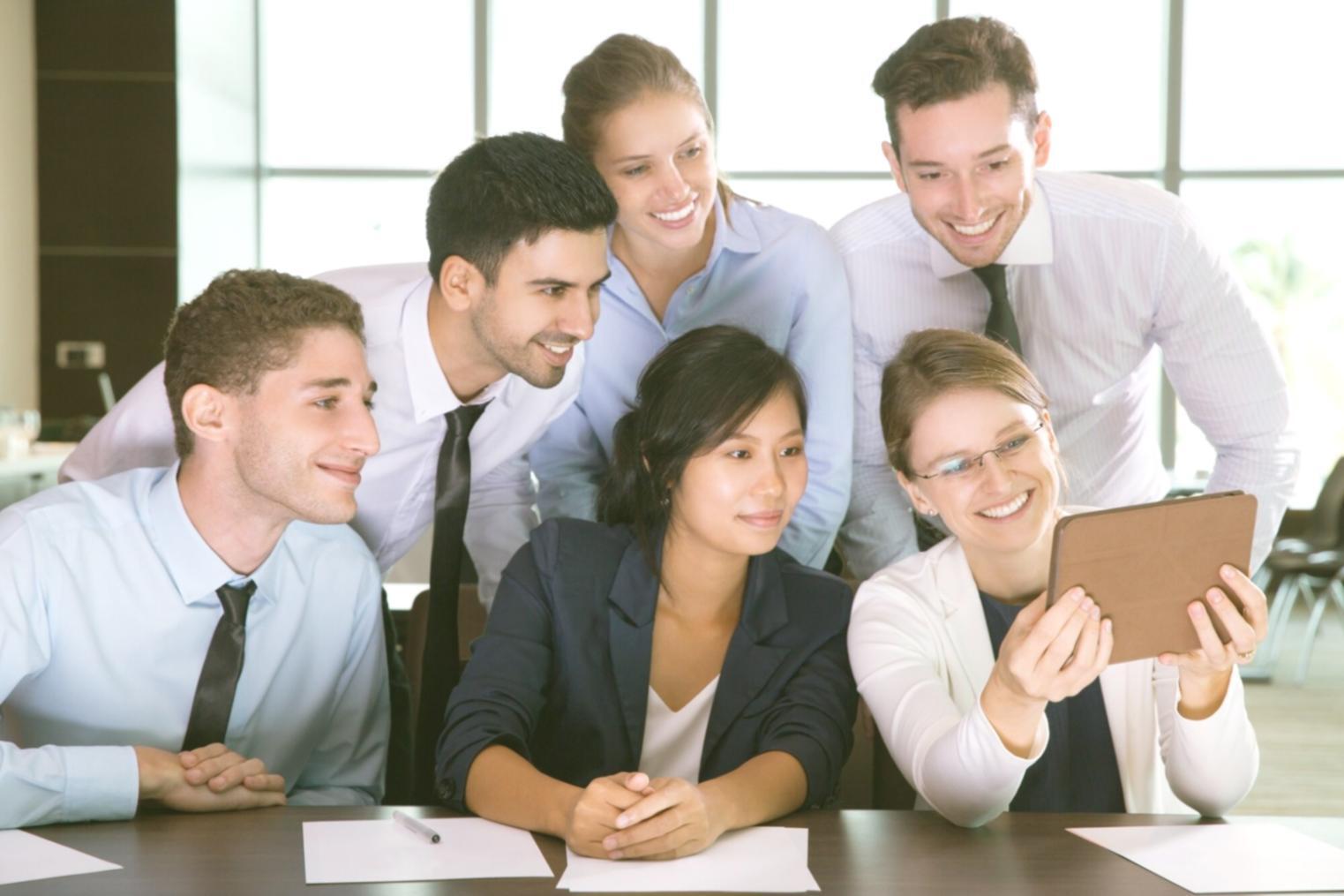 予算管理と学習計画を相談する様子